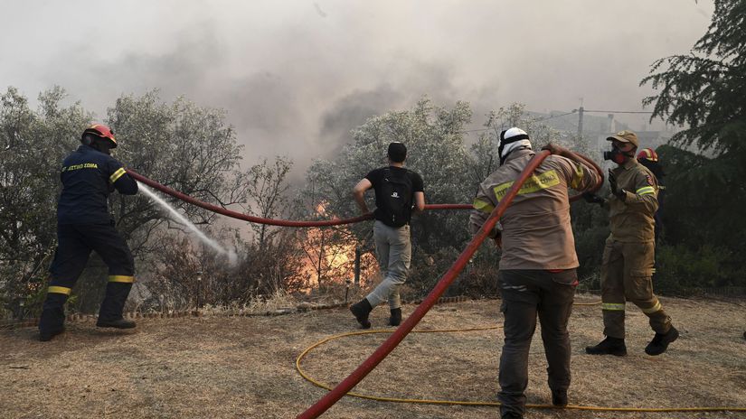 Grécko požiare Volos sklad muničný