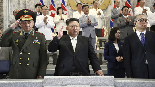 Šojgu jasal na robustnej prehliadke zbraní v KĽDR. Kim sa chválil balistickými strelami (VIDEO)