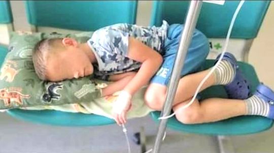 Chorých detí majú toľko, že sa nezmestia do ambulancií. Internet obletela fotka chlapca, ktorému dali infúziu v čakárni