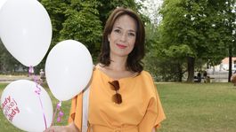 Tereza Kostková v žltých šatách na tlačovej...