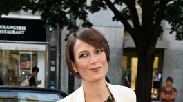 Tereza Kostková v bielom kostýme  na pražskej...