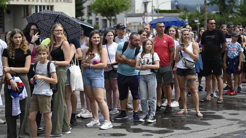 Hokejoví fanúšikovia čakajú v dlhom rade na...