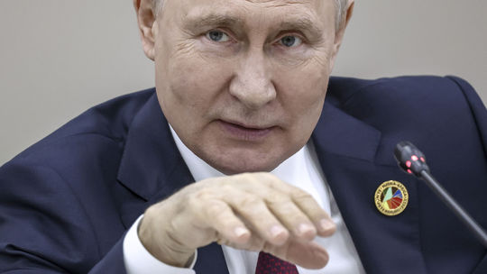 Dostihy s jedným koňom, zosmiešnil Biely dom snahu Putina o znovuzvolenie