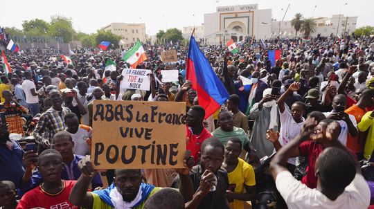 Puč v Nigeri: Dav zaútočil na francúzsku ambasádu a mával ruskými vlajkami. ECOWAS dal junte ultimátum