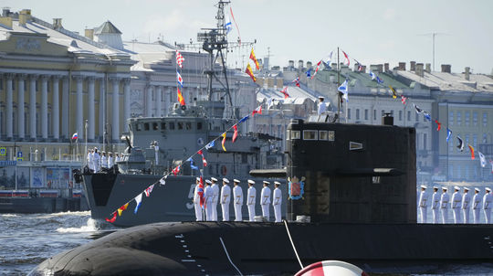 Putin na prehliadke v Petrohrade chválil ruské námorníctvo, gratulovali aj ukrajinskí hackeri