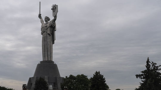 Zamestnanci odstraňujú sovietsky znak zo štítu...