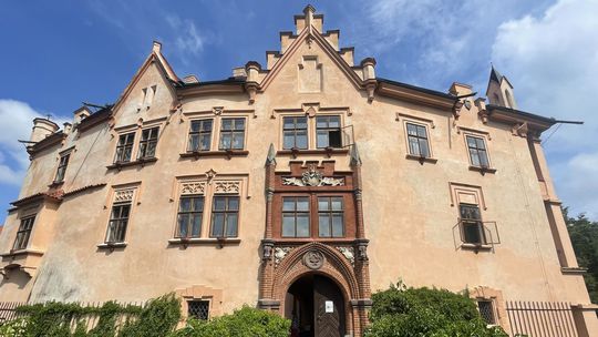 Ružový zámok vo Vrchotových Janoviciach.