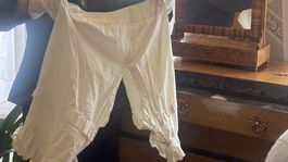 Dobové spodné prádlo.