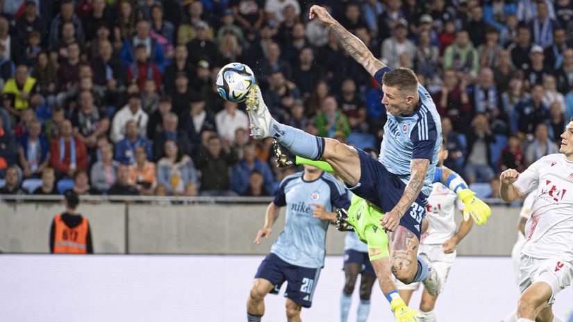 Už v druhej minúte sa po centri Lucasa Lovata...