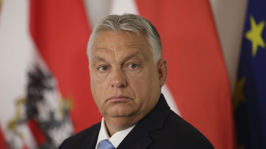 Orbán viní Brusel a USA. Maďarský parlament schválil sporný zákon na ochranu suverenity