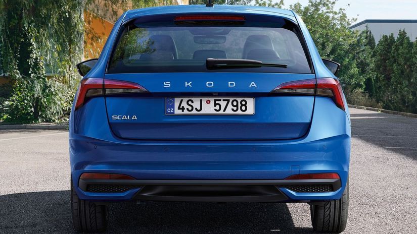 Obe verzie dostali nový nápis Škoda na zadnom...