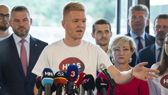 V popredí Michal Bartek (Hlas-SD), 24 rokov