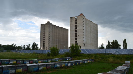 Dve megastavby na okraji Komárna mali slúžiť...