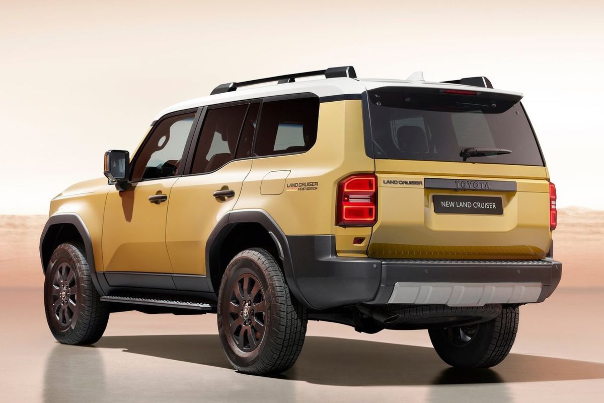 Vzadu sa opäť objavuje veľký nápis Toyota...