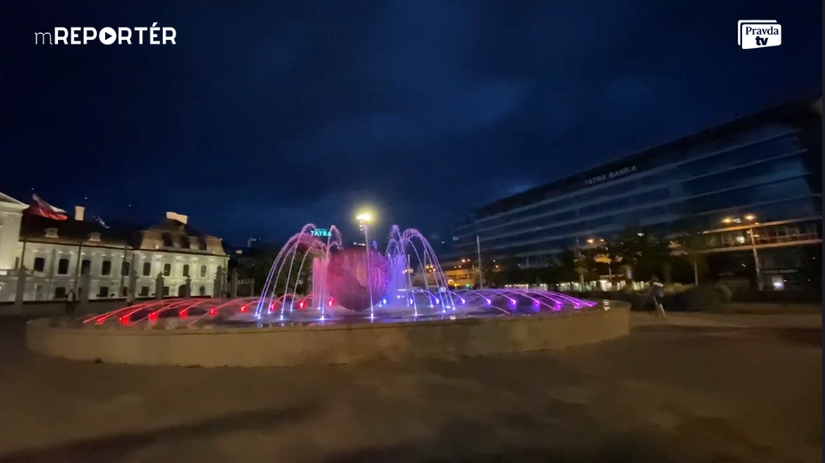 Známa fontána hrá všetkými farbami od nášho mReportéra. Vychutnajte si ...