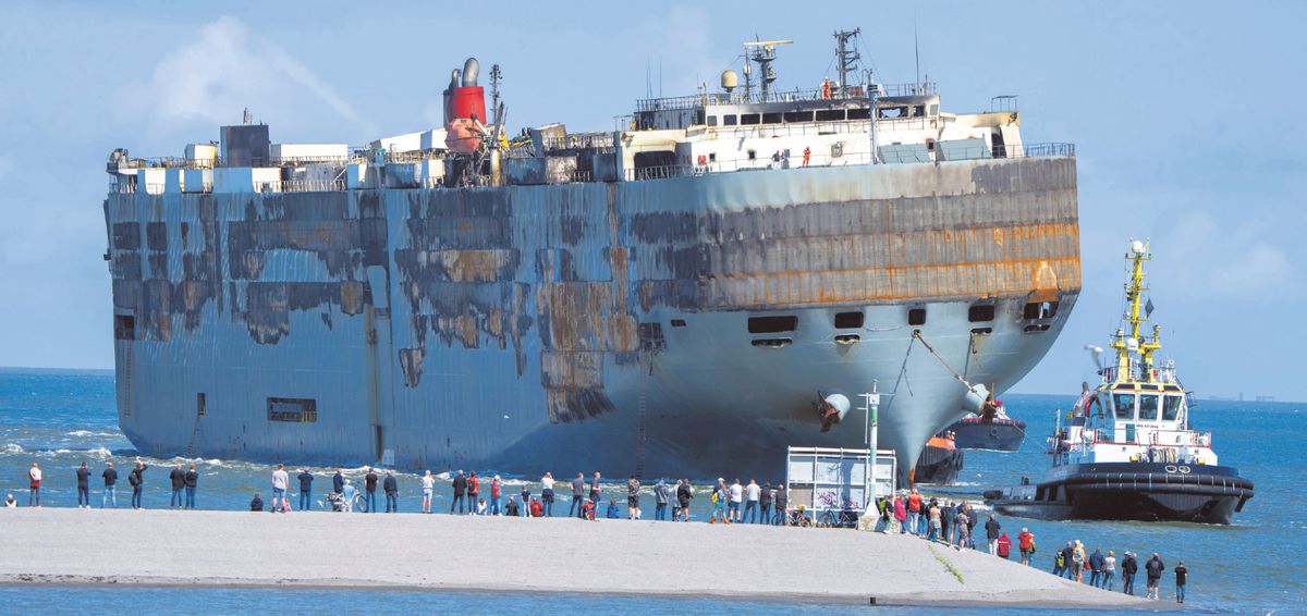 Loď Fremantle Highway už kotví v prístave. Z...