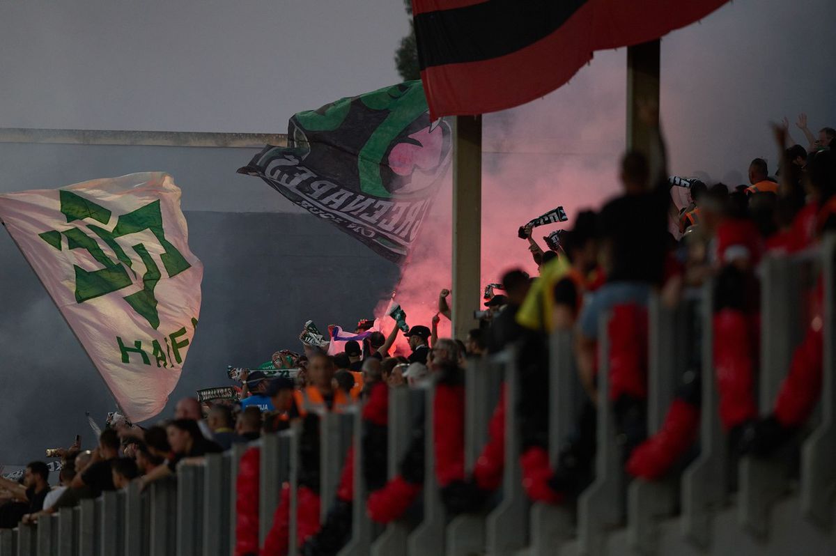 Fanúšikovia Maccabi Haifa vyčíňali počas zápasu...