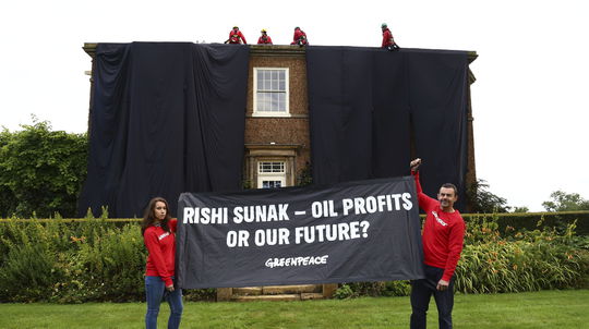 Ropa alebo budúcnosť? Aktivisti prekryli dom Rishiho Sunaka čiernou látkou