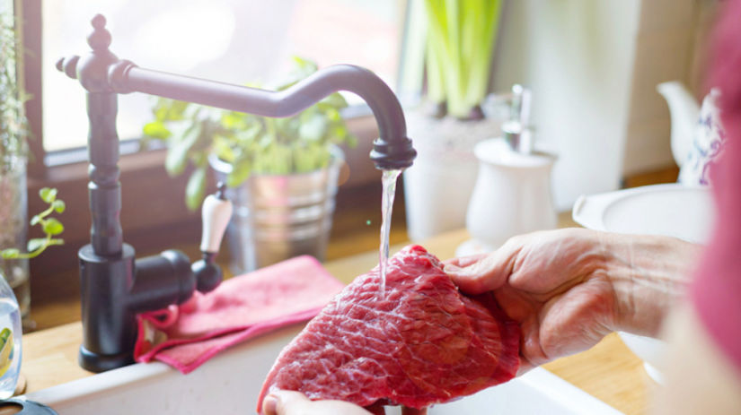 Odborníci v tom majú jasno, umývať surové mäso...