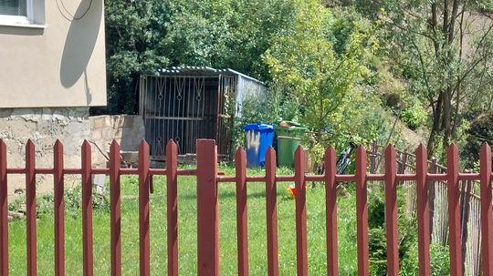 Na dvore tohto domu v Kečkovciach mala svorka...