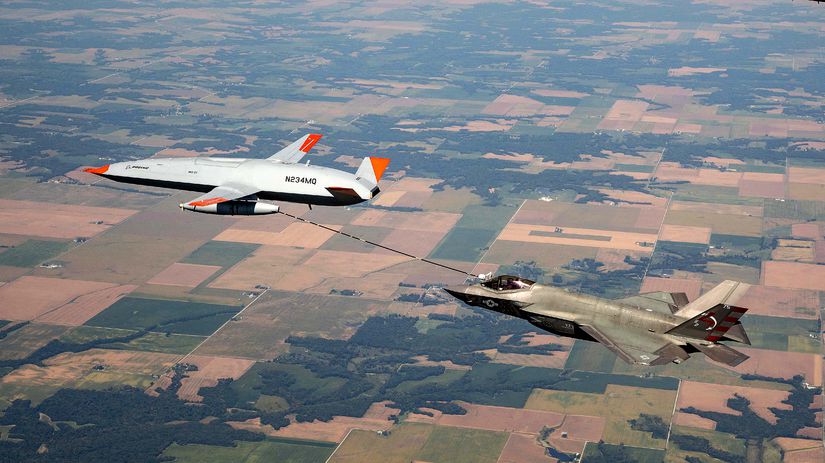 Dron MQ-25 dopĺňa počas letu palivo stíhačke F-35.