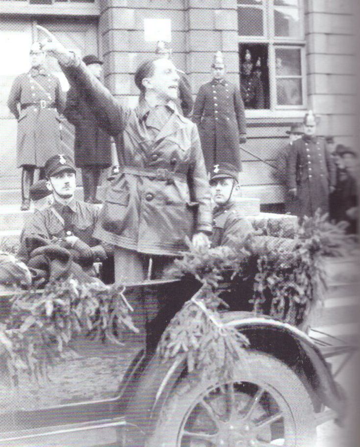 Joseph Goebbels rečí z otvoreného mercedesu na...