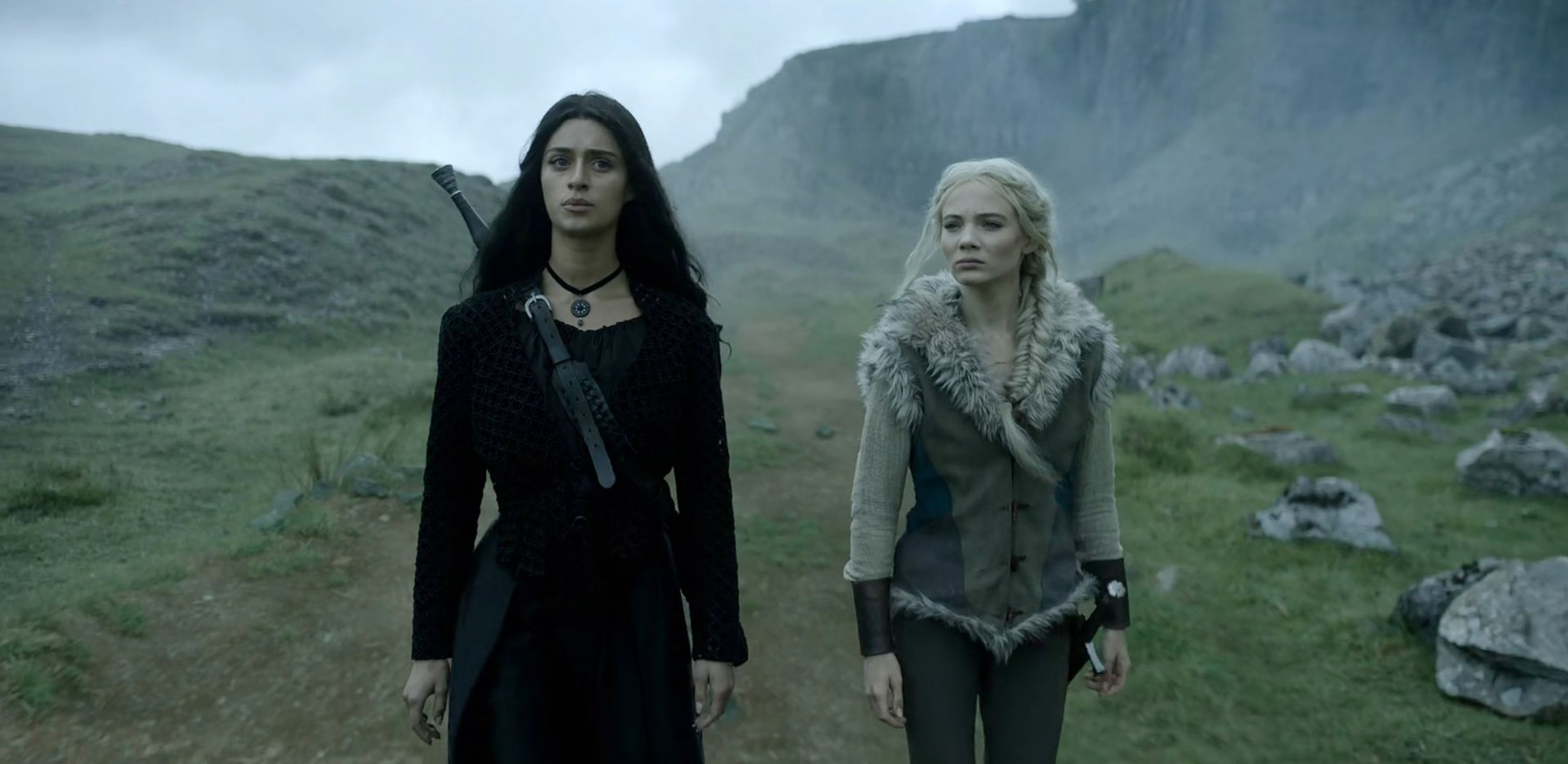 Anya Chalotra ako Yennefer a Freya Allanová ako...