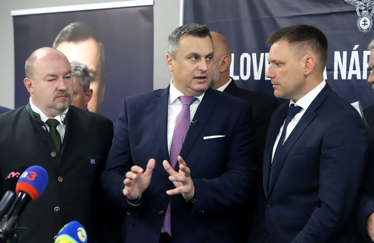 Na snímke zľava Rudolf Huliak, predseda SNS...