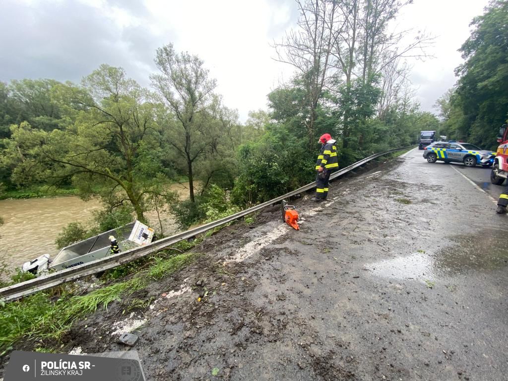 Havária kamióna odstavila vlakovú dopravu na...