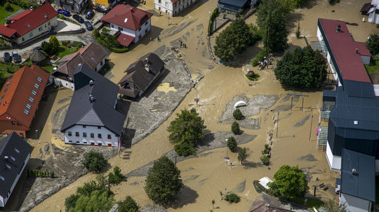Situácia v Slovinsku sa nezlepšuje. Stúpol počet obetí povodní, hrozia zosuvy pôdy