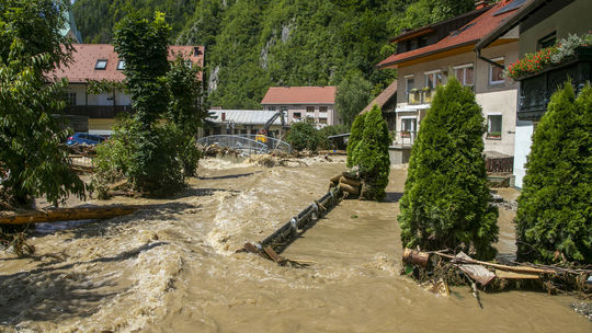 Slovensko vyslalo pomoc do Slovinska, štyri rýpadlá majú nasadiť už v piatok
