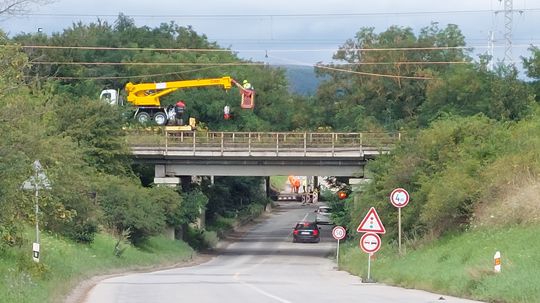 Podjazd pod mostami pri Haniske býva často...