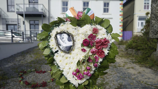 Kvetinová spomienka pred bývalým domom Sinéad...