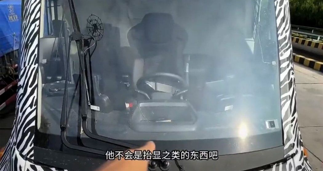 Aj kabína má rovnaké usporiadanie ako Tesla Semi.