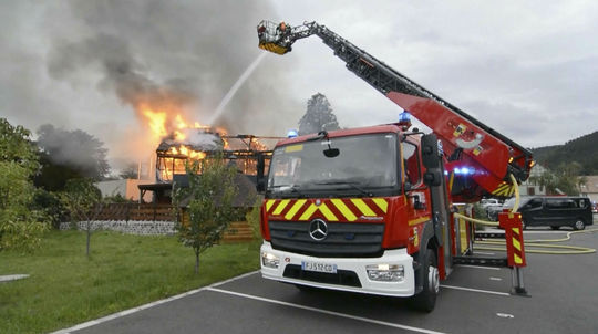 Pri požiari rekreačného zariadenia vo Francúzsku zomrelo 11 ľudí