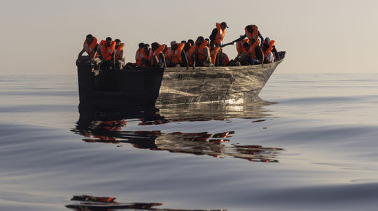 V Stredozemnom mori zomrelo po stroskotaní lode 41 migrantov. Pri Grécku ich zachránili niekoľko desiatok