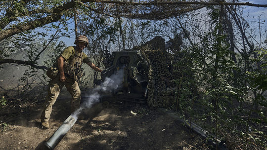 Ukrajinská armáda strieľa z kanónu D-30 smerom...