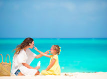 femme avec enfant au bord de la mer