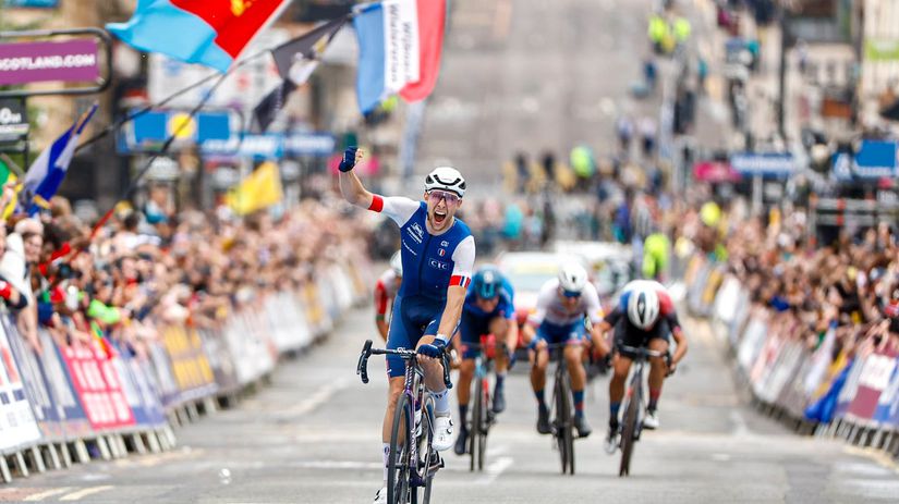 Axel Laurance víťazí v pretekoch U23, za ním...