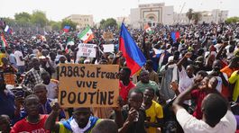 Des manifestants dans la ville de Niamey soutiennent...