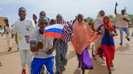 Vedie vojnu s Ukrajinou, pre druhú žiada mier. Putin chce urovnanie krízy v Nigeri