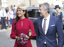 Dánsky korunný princ Frederik (v strede) a korunná princezná Mary