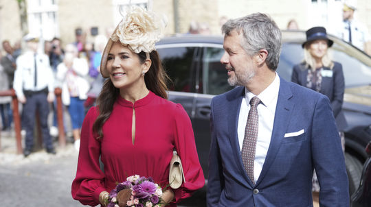 Dánsky korunný princ Frederik (v strede) a...