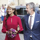 Dánsky korunný princ Frederik (v strede) a korunná princezná Mary