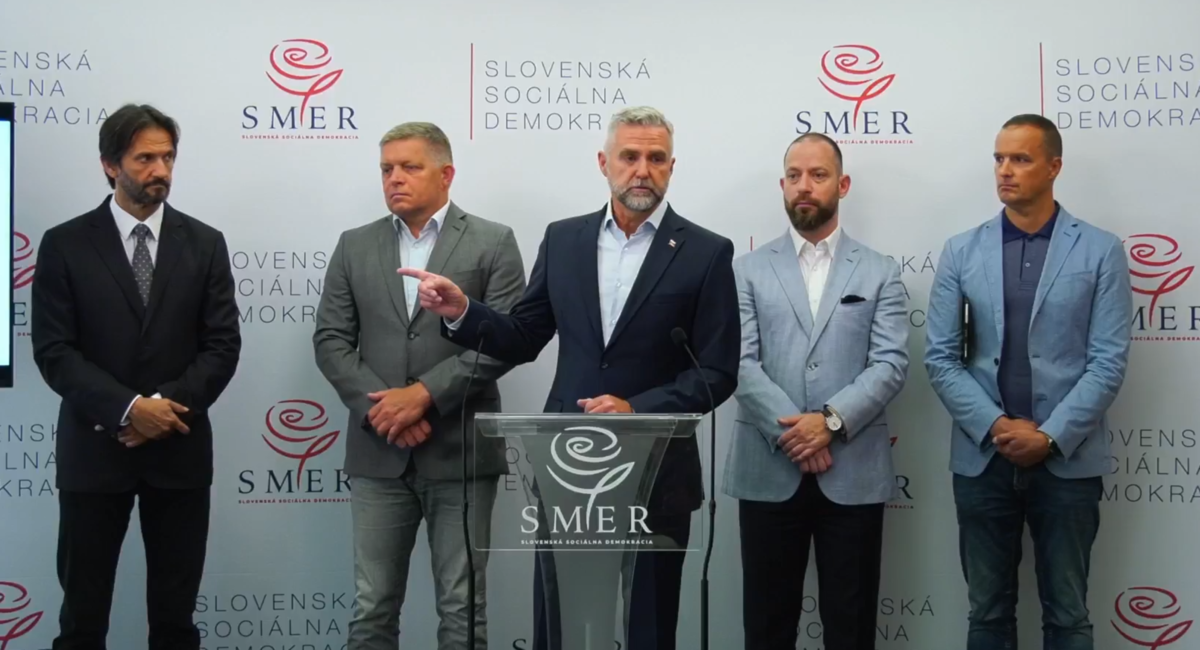 Tibor Gašpar na tlačovej besede strany Smer.