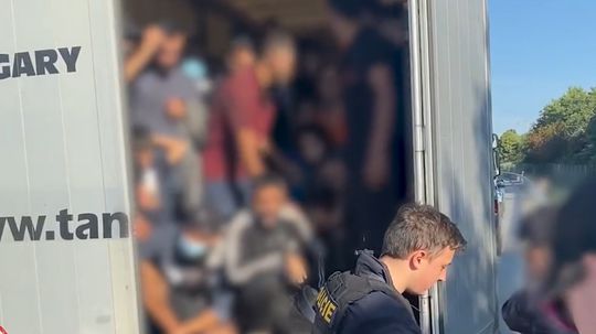Na diaľnici pri Brne zastavili nákladné auto so 62 migrantmi, vodič utiekol