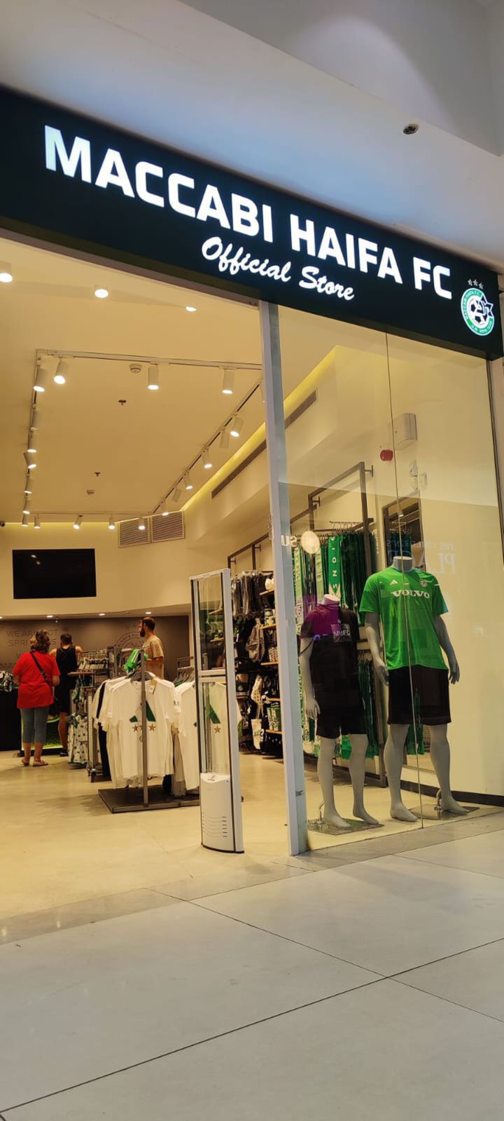 Fanshop Maccabi Haifa pred súbojom so Slovan...
