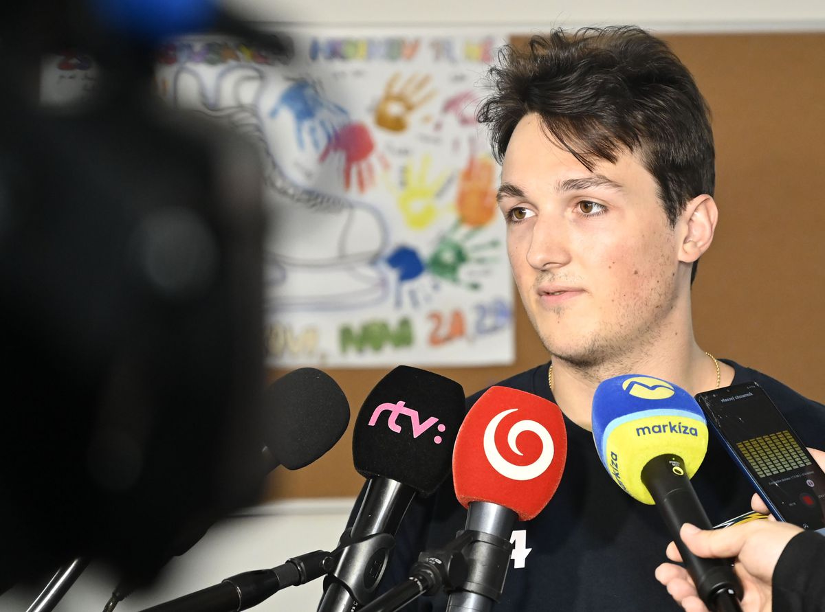 Carson Briere počas rozhovoru s novinármi pred...