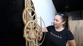 Drevené hodiny a Mária Vargovská z Fakulty...