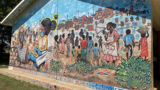 Jedna z kampaní proti Covid-19 na budove Health...